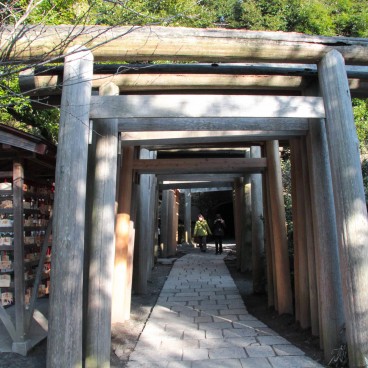 Zeniarai Benten, Corridor of wooden torii gates 2