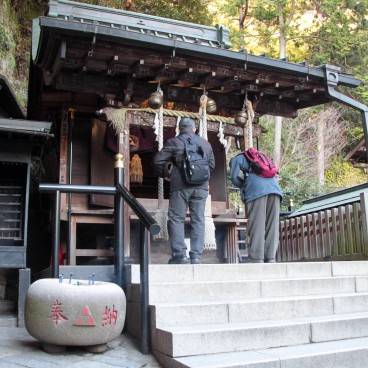 Zeniarai Benten, Visitors praying