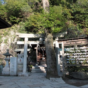 Zeniarai Benten, Shrine dedicated to the 7 Gods of Fortune