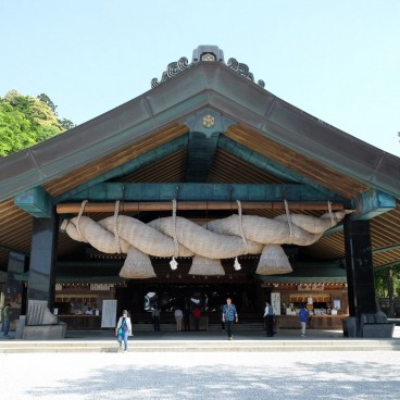 Izumo Taisha, Kagura-den with shimenawa cord 