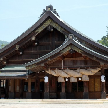 Izumo Taisha, Haiden with shimenawa cord 