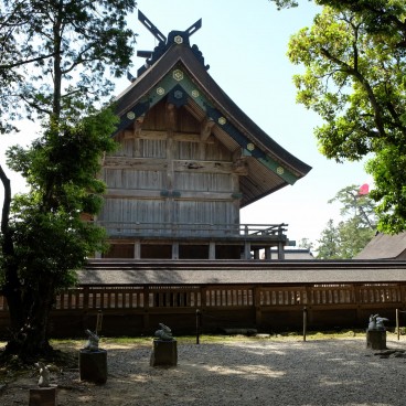 Izumo Taisha, Honden rear view with rabbits statues