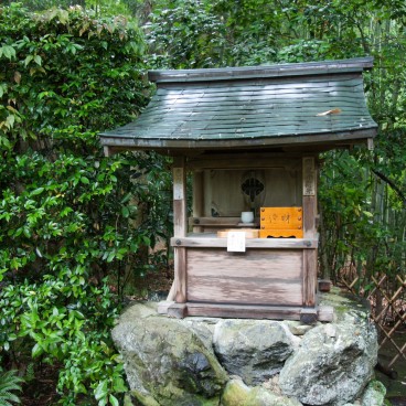 Jizo-in Temple in Kyoto, Altar in the garden