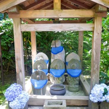 Meigetsu-in, Buddha statues and hydrangea flowers