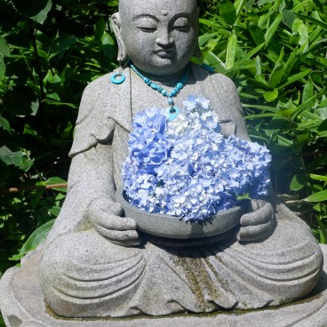 Meigetsu-in (Kamakura), Buddha statues and hydrangea flowers