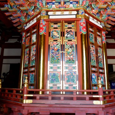 Narita-san Shinsho-ji, Ornamentations in a pagoda 