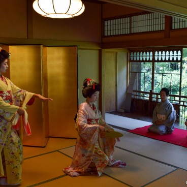 Villa Saito in Niigata, Geigi performing a dance