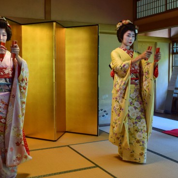 Villa Saito in Niigata, Geigi performing a dance 2