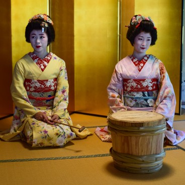 Villa Saito in Niigata, Geigi performing a Japanese traditional game