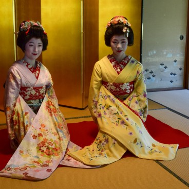 Villa Saito in Niigata, Geigi posing for the picture