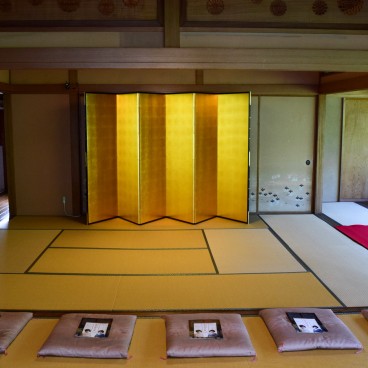 Villa Saito in Niigata, Tatami room with a gilded folding screen