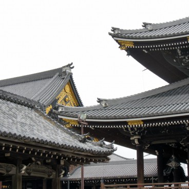 Higashi Hongan-ji (Kyoto), Details of the roofs