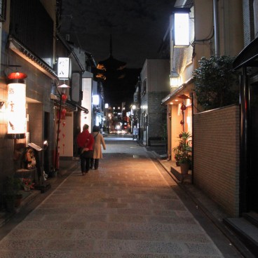 Ninenzaka and Sannenzaka streets at night (Kyoto) 2