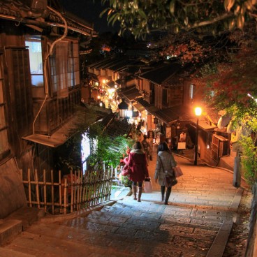 Ninenzaka and Sannenzaka streets at night (Kyoto) 3