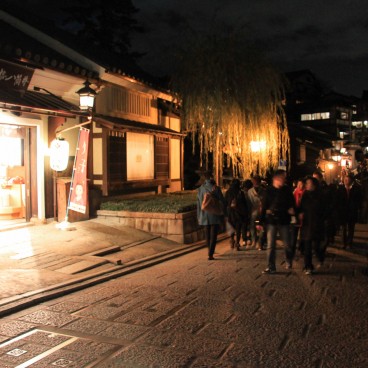 Ninenzaka and Sannenzaka streets at night (Kyoto) 4