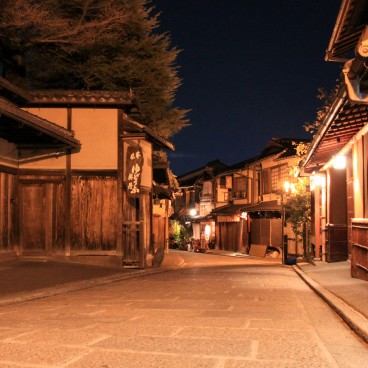 Empty Ninenzaka and Sannenzaka streets at night (Kyoto)