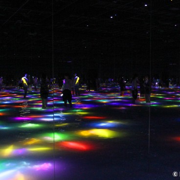 teamLab Planets (Tokyo), Drawing on the Water Surface Created by the Dance of Koi and People - Infinity