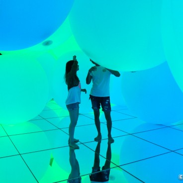 teamLab Planets (Tokyo), Expanding Three-Dimensional Existence in Transforming Space - Flattening 3 Colors and 9 Blurred Colors, Free Floating