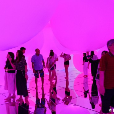 teamLab Planets (Tokyo), Expanding Three-Dimensional Existence in Transforming Space - Flattening 3 Colors and 9 Blurred Colors, Free Floating 2