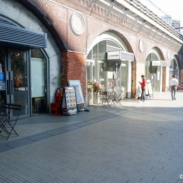 mAAch ecute Kanda Manseibashi (Tokyo), Red brick arches