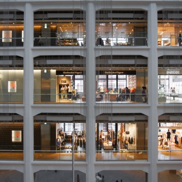 Kitte Marunouchi, View on the shops and the building's structure