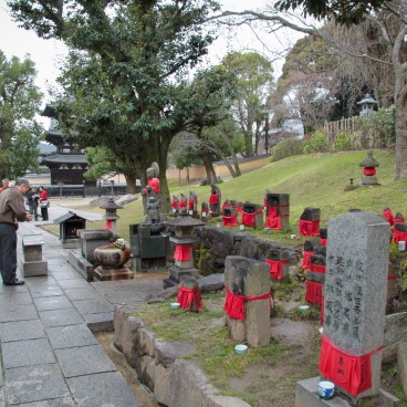 Kofuku-ji (Nara), Steles behind the 3-story pagoda