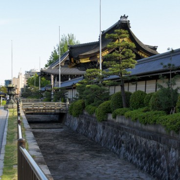 Nishi Hongan-ji (Kyoto), Entrance from Horikawa street