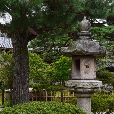 Northern Culture Museum (Niigata), Stone lantern