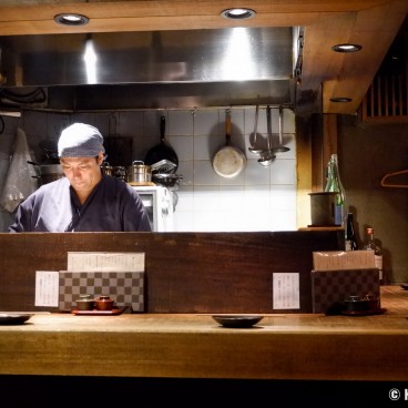 Shibuya Tempura Bar Kakureya Shibuten, Chef cooking behind the counter