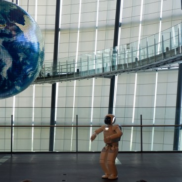 Miraikan (Odaiba, Tokyo), Geo-Cosmos earth globe and Asimo robot