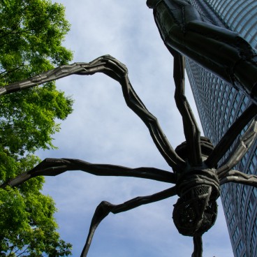 Roppongi Hills (Tokyo), Giant spider statue "Maman" and Mori Tower in spring