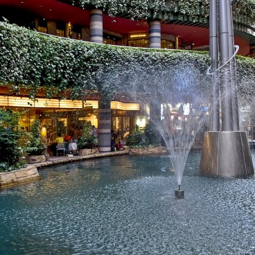 Canal City Hakata (Fukuoka), Ground floor fountain