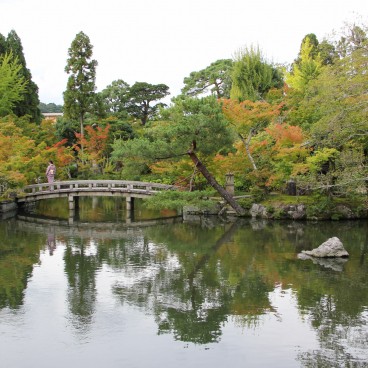 Eikan-do Temple (Kyoto), Pond and stone bridge