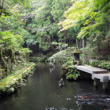 Choan-ji (Hakone), Rakan statues in the pond