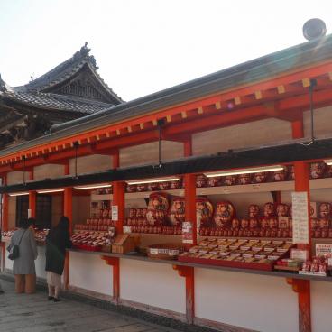 Katsuo-ji (Osaka), Daruma dolls shop at the temple