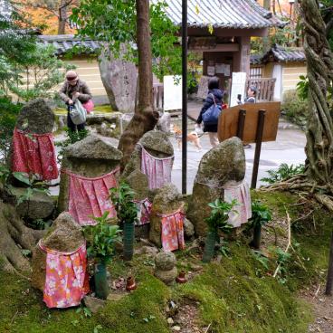 Gio-ji, Buddhist statues at the entrance of the temple