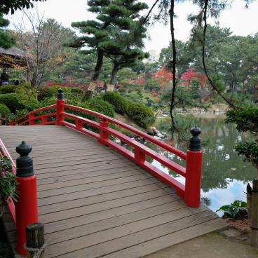 Shukkei-en Garden (Hiroshima), Japanese style bridge