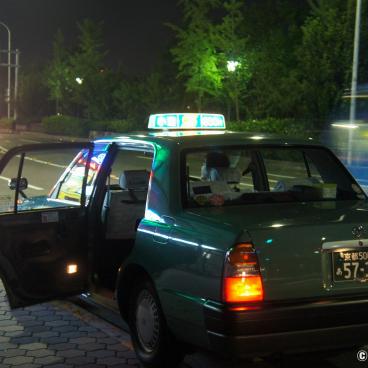 Taxi in Japan, rear door opening automatically