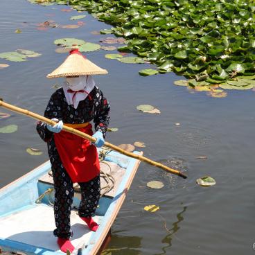 Suigo Sawara Ayame Park (Chiba), Boatwoman wearing face mask, gloves and socks