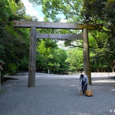 Ise-jingu (Mie), Morning sweeping of the shrine's grounds