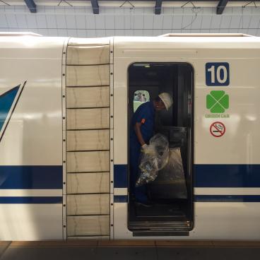 Train in Japan, Shinkansen cleaning between two shifts