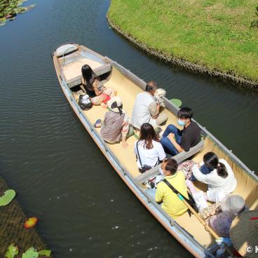 Suigo Sawara Ayame Park (Chiba), Face-masked tourists riding a boat in socks