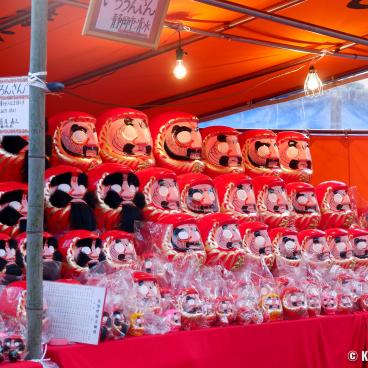 Myoho-ji (Fuji City), Daruma dolls stand during Bishamonten Taisai Festival 3