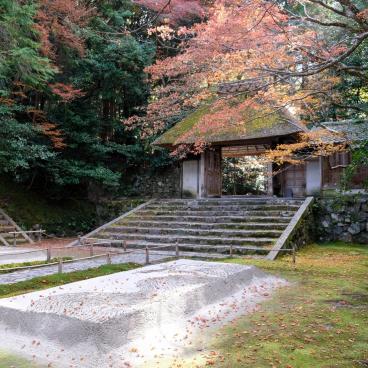 Honen-in (Kyoto), Entrance of the temple in autumn