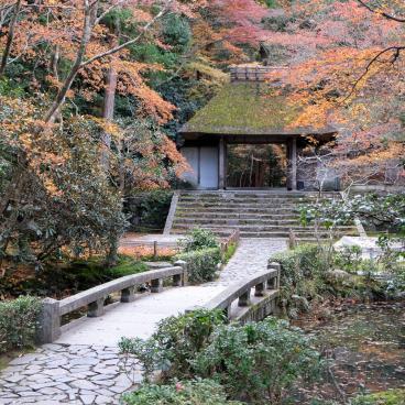 Honen-in (Kyoto), Stone bridge and traditional gate