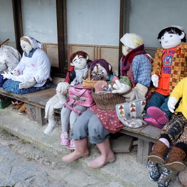 Kakashi no Sato, Scarecrows under a porch 2