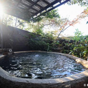 Outdoor hot bath at Iromomiji (彩もみじ) ryokan in Kurokawa Onsen (Kumamoto)