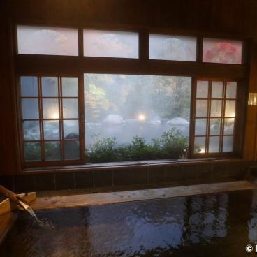 Indoor and outdoor baths in Miyama Sanso ryokan in Kurokawa Onsen (Kumamoto)