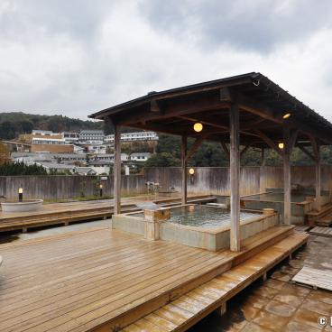 Outdoor baths on the roof of Oniyama ryokan in Beppu (Oita)
