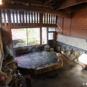 Indoor hot bath at Iromomiji (彩もみじ) ryokan in Kurokawa Onsen (Kumamoto)